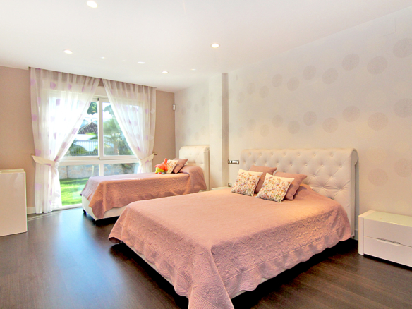 Nueva Andalucia – Modern villa -West facing