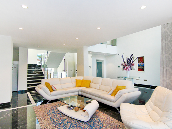 Nueva Andalucia – Modern villa -West facing