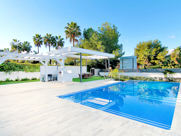 Nueva Andalucia – Modern villa -West facing