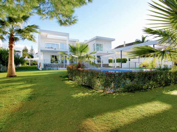 Nueva Andalucia – Modern villa -West facing