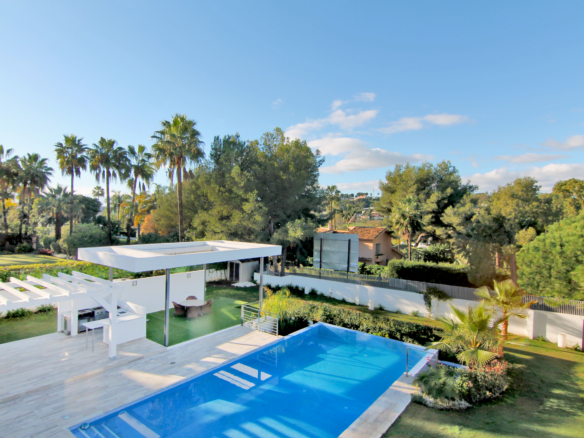Nueva Andalucia – Modern villa -West facing