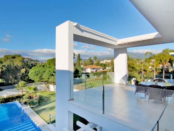 Nueva Andalucia – Modern villa -West facing
