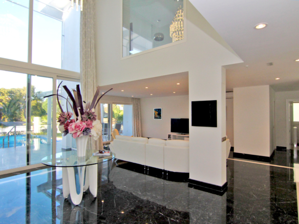 Nueva Andalucia – Modern villa -West facing