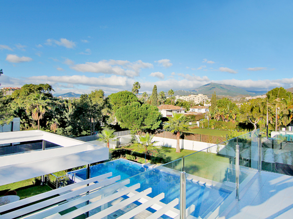 Nueva Andalucia – Modern villa -West facing