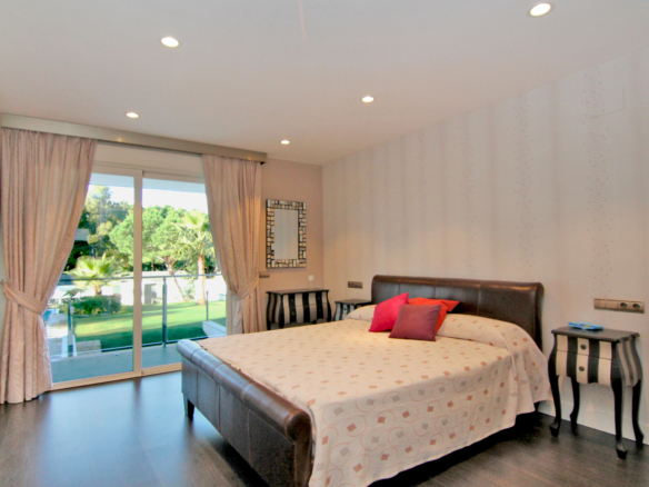Nueva Andalucia – Modern villa -West facing