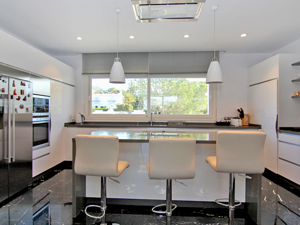 Nueva Andalucia – Modern villa -West facing