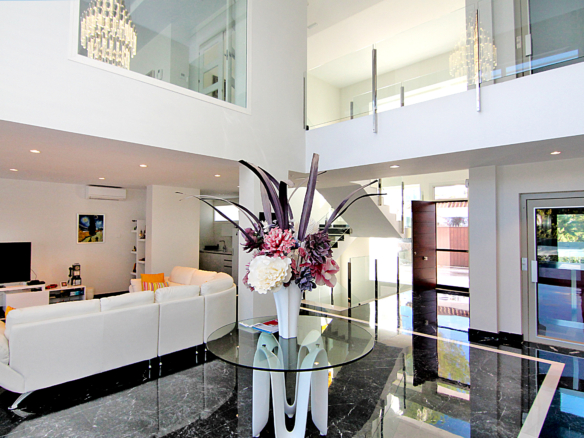 Nueva Andalucia – Modern villa -West facing