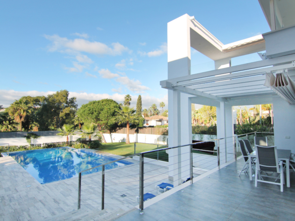 Nueva Andalucia – Modern villa -West facing