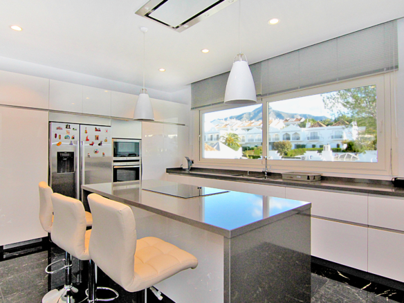 Nueva Andalucia – Modern villa -West facing