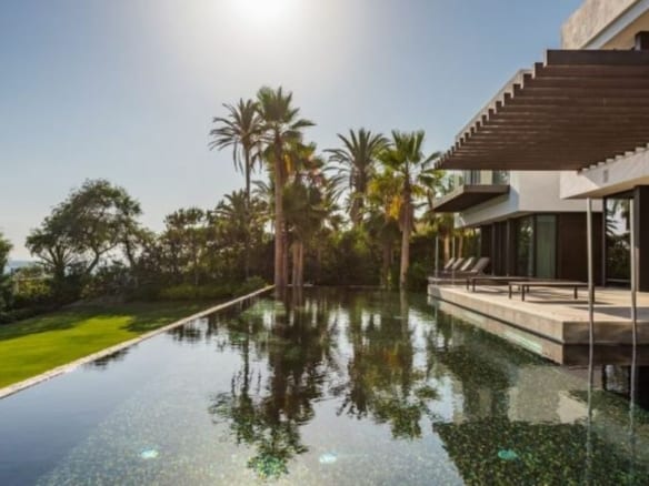 10min Puerto Banus – Modern beachfront villa for rent