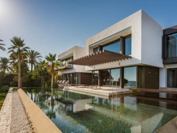 10min Puerto Banus – Modern beachfront villa for rent
