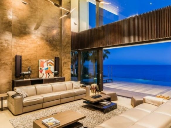 10min Puerto Banus – Modern beachfront villa for rent