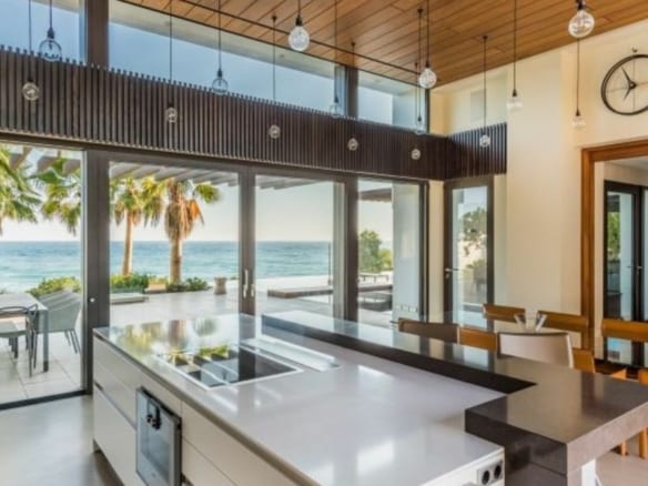 10min Puerto Banus – Modern beachfront villa for rent