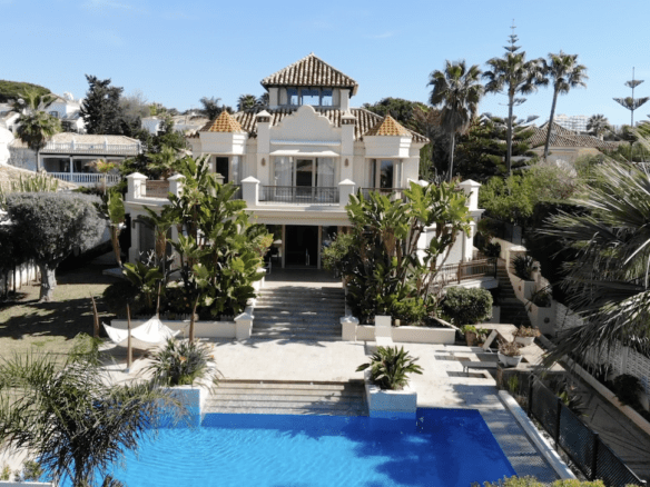🏡 Elegant Beachside Villa in Marbella East: A Seaside Gem 🌊🌴