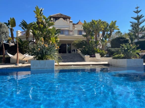 🏡 Elegant Beachside Villa in Marbella East: A Seaside Gem 🌊🌴