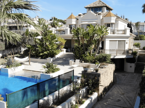 🏡 Elegant Beachside Villa in Marbella East: A Seaside Gem 🌊🌴