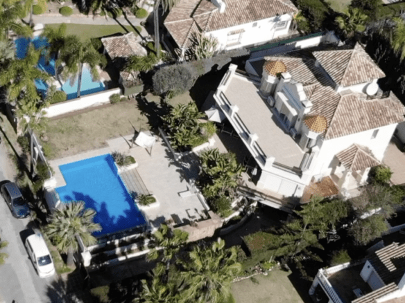 🏡 Elegant Beachside Villa in Marbella East: A Seaside Gem 🌊🌴