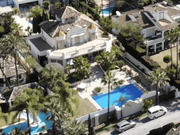 🏡 Elegant Beachside Villa in Marbella East: A Seaside Gem 🌊🌴