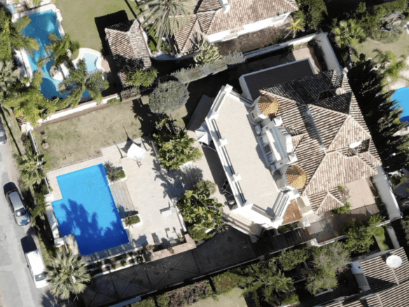 🏡 Elegant Beachside Villa in Marbella East: A Seaside Gem 🌊🌴