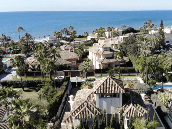 🏡 Elegant Beachside Villa in Marbella East: A Seaside Gem 🌊🌴