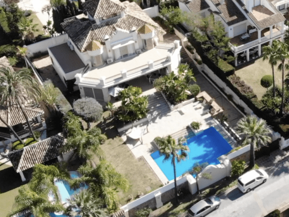 🏡 Elegant Beachside Villa in Marbella East: A Seaside Gem 🌊🌴
