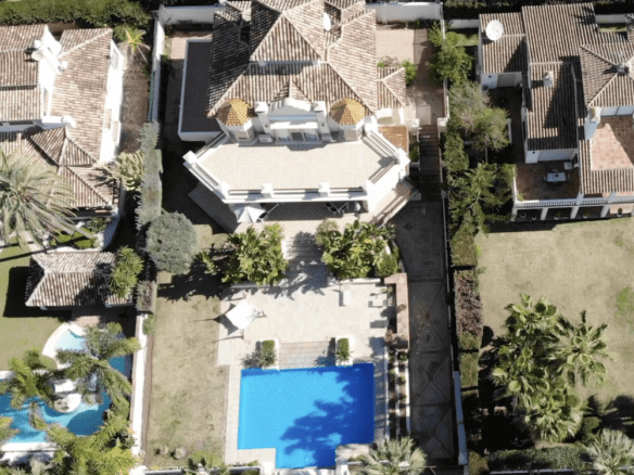 🏡 Elegant Beachside Villa in Marbella East: A Seaside Gem 🌊🌴