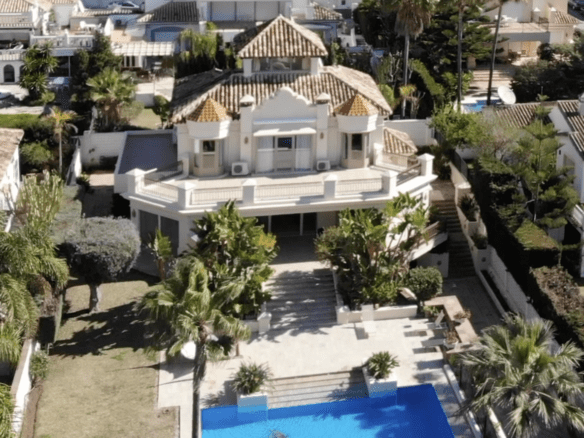 🏡 Elegant Beachside Villa in Marbella East: A Seaside Gem 🌊🌴