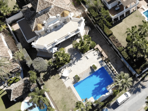 🏡 Elegant Beachside Villa in Marbella East: A Seaside Gem 🌊🌴
