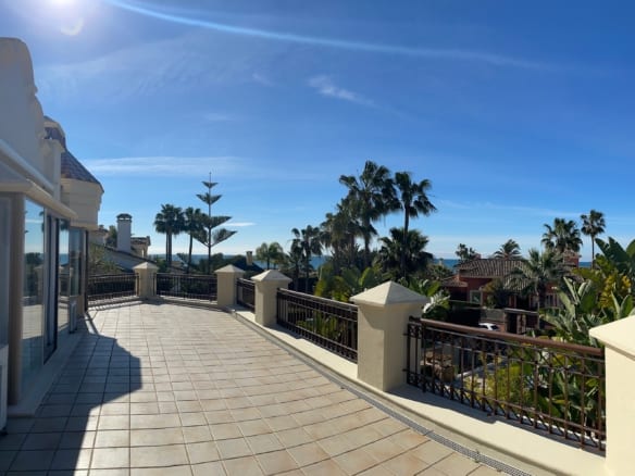 🏡 Elegant Beachside Villa in Marbella East: A Seaside Gem 🌊🌴