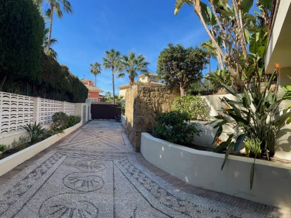 🏡 Elegant Beachside Villa in Marbella East: A Seaside Gem 🌊🌴