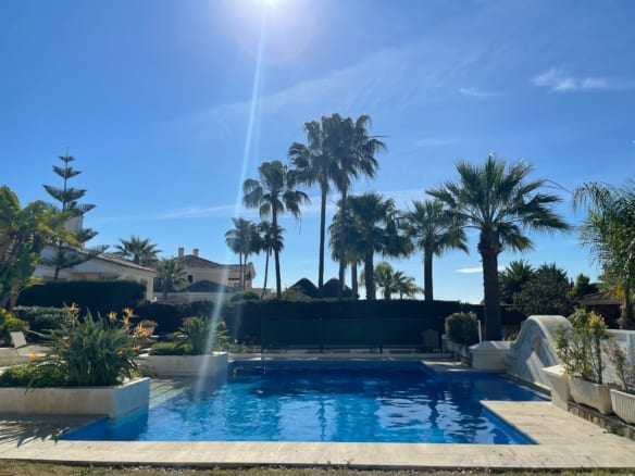 🏡 Elegant Beachside Villa in Marbella East: A Seaside Gem 🌊🌴