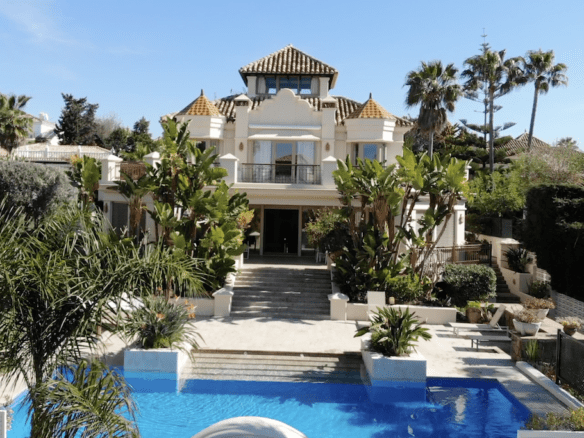 🏡 Elegant Beachside Villa in Marbella East: A Seaside Gem 🌊🌴