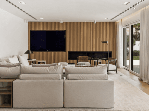 Golden Mile – 5B Beachside villa – For Rent