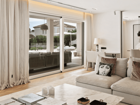 Golden Mile – 5B Beachside villa – For Rent
