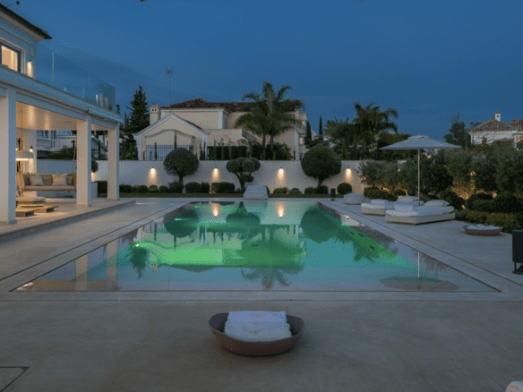 Golden Mile – 5B Beachside villa – For Rent