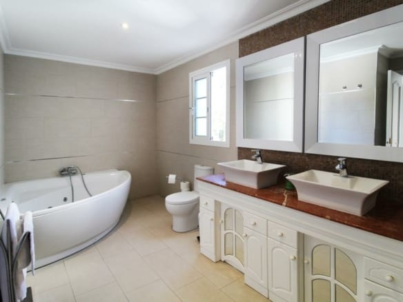 Near Puerto Banus  – 5B villa  – Good condition