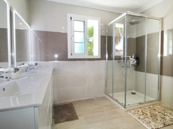 Near Puerto Banus  – 5B villa  – Good condition