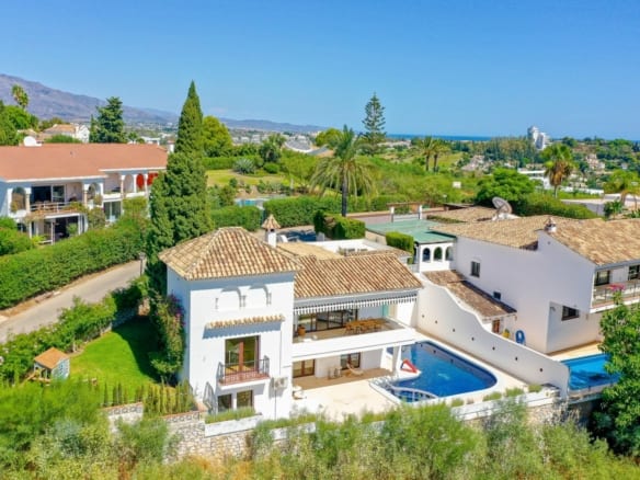 Estepona – Villa with fantastic sea and valley views