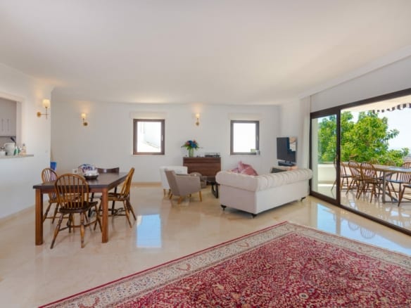 Estepona – Villa with fantastic sea and valley views