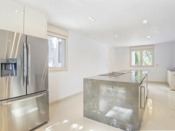 Marbella East – 6 bed villa 150m from Beach
