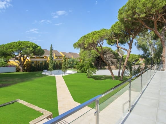 Marbella East – 6 bed villa 150m from Beach