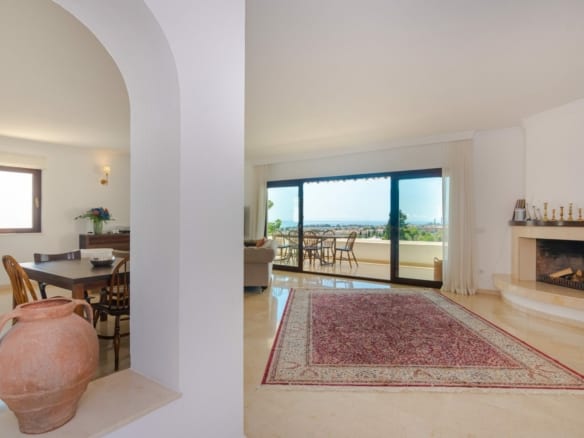 Estepona – Villa with fantastic sea and valley views