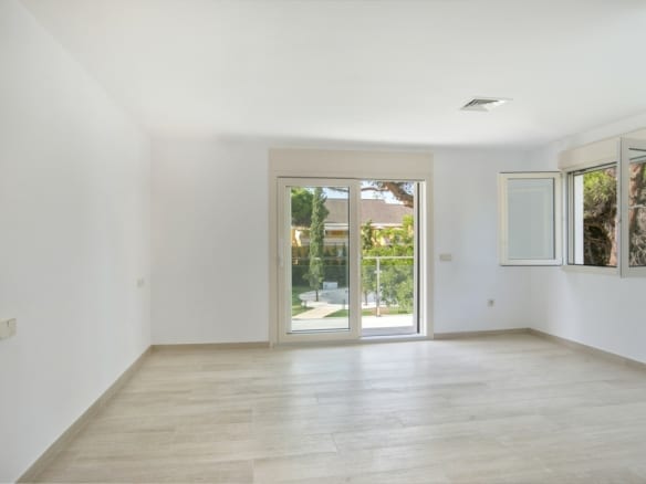 Marbella East – 6 bed villa 150m from Beach