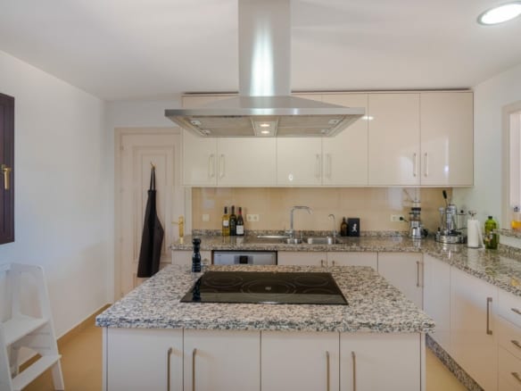 Estepona – Villa with fantastic sea and valley views