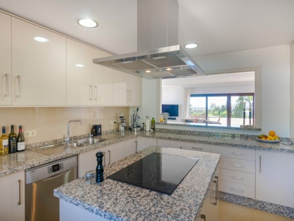 Estepona – Villa with fantastic sea and valley views