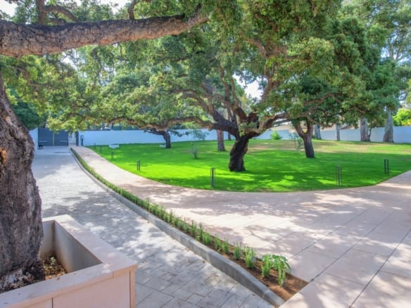 Marbella East – 6 bed villa 150m from Beach