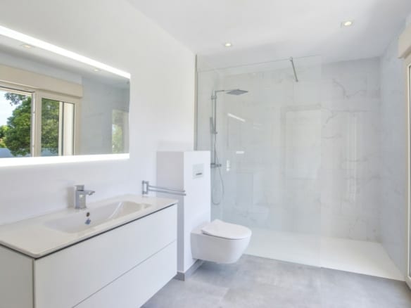 Marbella East – 6 bed villa 150m from Beach