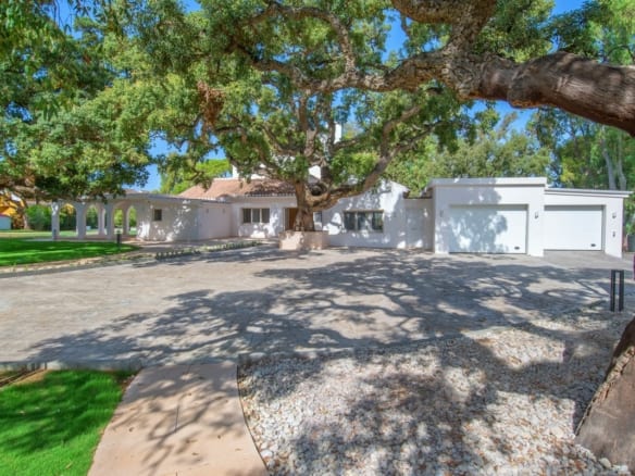 Marbella East – 6 bed villa 150m from Beach
