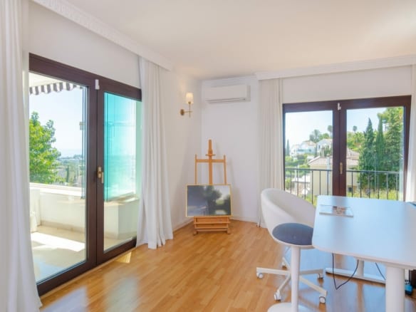 Estepona – Villa with fantastic sea and valley views