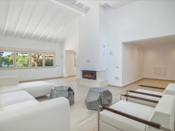 Marbella East – 6 bed villa 150m from Beach